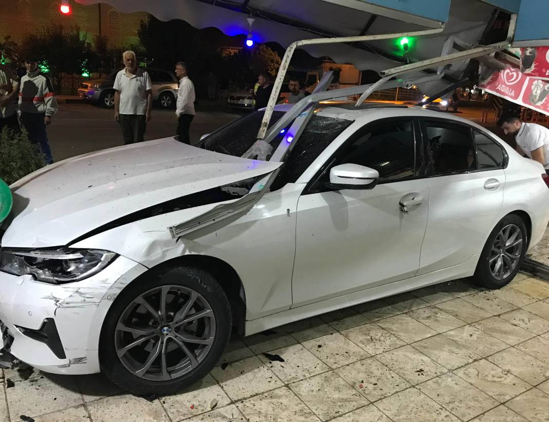 Davetsiz misafir! Lüks otomobil kahvehaneye daldı. Facianın eşiğinden dönüldü - Resim: 22